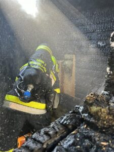Brand Hütte in einer Schrebergartenanlage